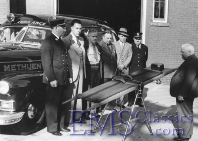 1946Cadillac02foldingarmylitterstand,MethuenMA.jpg