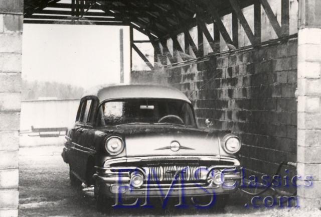1957SuperiorPontiac05CheckingforLeaks,photoCecSorensen.jpg