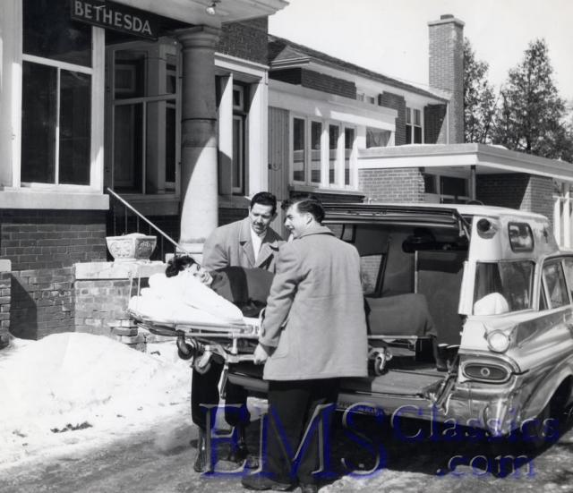 1959Pontiac02,KaneAS,TorontoON,photoBruceNewtoncomp.jpg