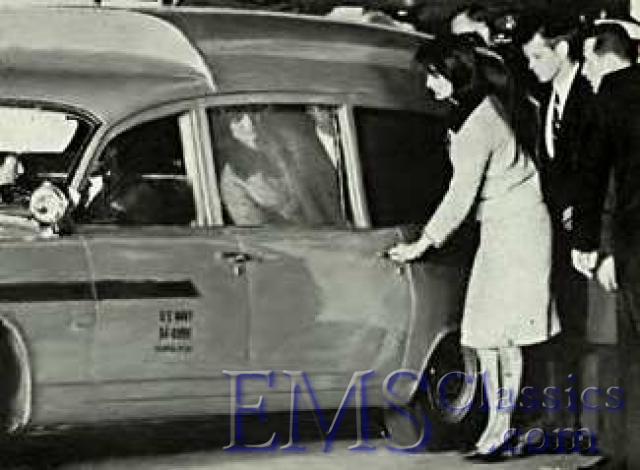 1963SuperiorPontiac,JackieKennedy.jpg