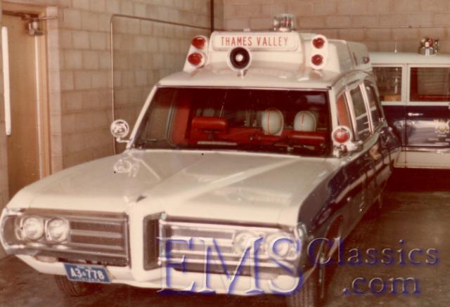 1969SuperiorPontiac,ThamesValleyAS,LondonON,photoChrisSkelton.jpg