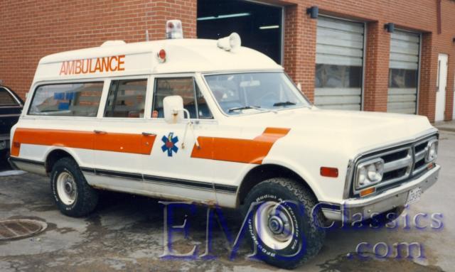 1971StrathroyGMSuburban4X401,ThamesValleyAS,LondonON,photoKentRoduck.jpg