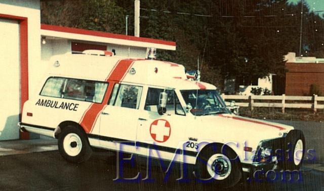 1972StrathroyGMCSuburban,DuncanBC,photoBillLeverett.jpg