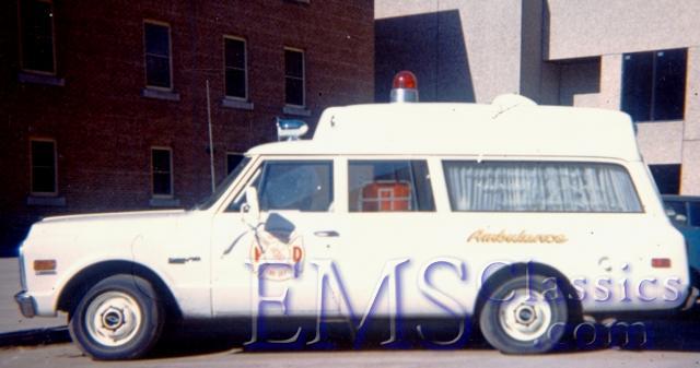 1972StrathroyGMSuburban,AltonaMB,photoTerryLange.jpg