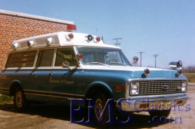 1973WayneGMSuburban02,repainted,WinnipegMB,photoTerryLange.jpg