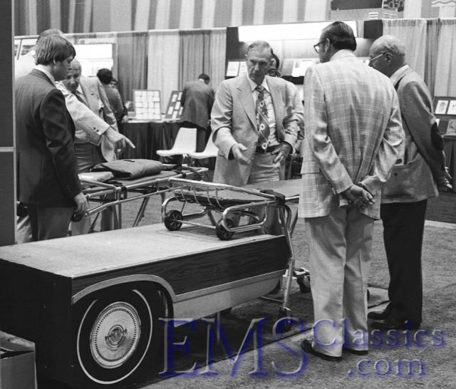 197913DickFerneaudemonstratingFernocot.jpg
