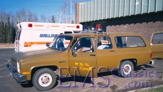1984GMSuburban01,ParksCanada,AB.jpg