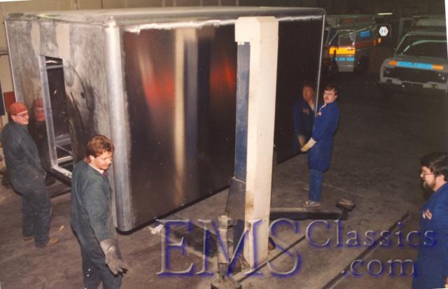 19874mendemonstratingtheycanliftanaluminumbody.jpg