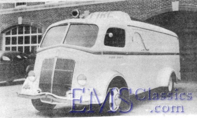 x1959WhiteorAutocar,LandeauBars,PortlandOR,phWaltMcCall.jpg